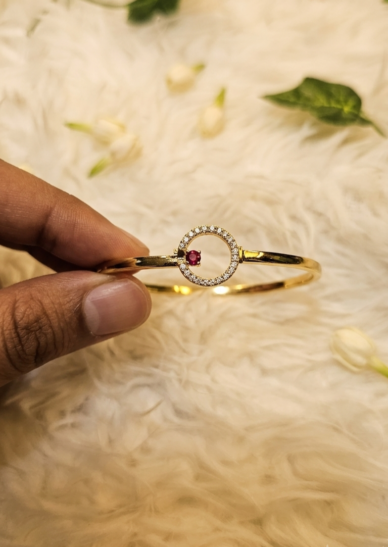 EMERALD HALO CIRCLE BANGLE