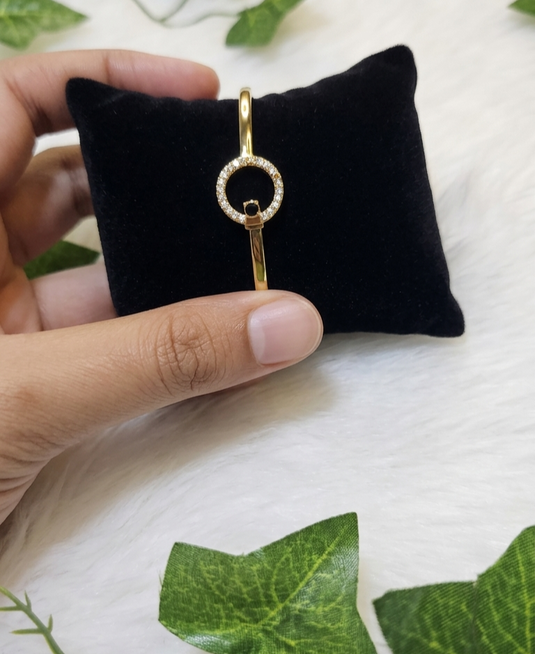 EMERALD HALO CIRCLE BANGLE
