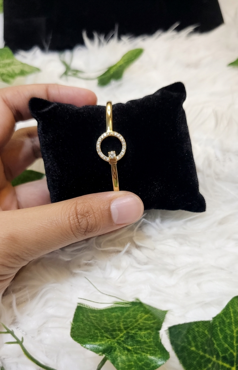EMERALD HALO CIRCLE BANGLE